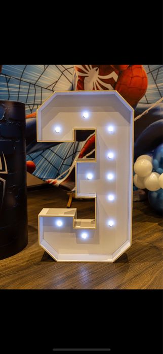 Светеща цифра тройка