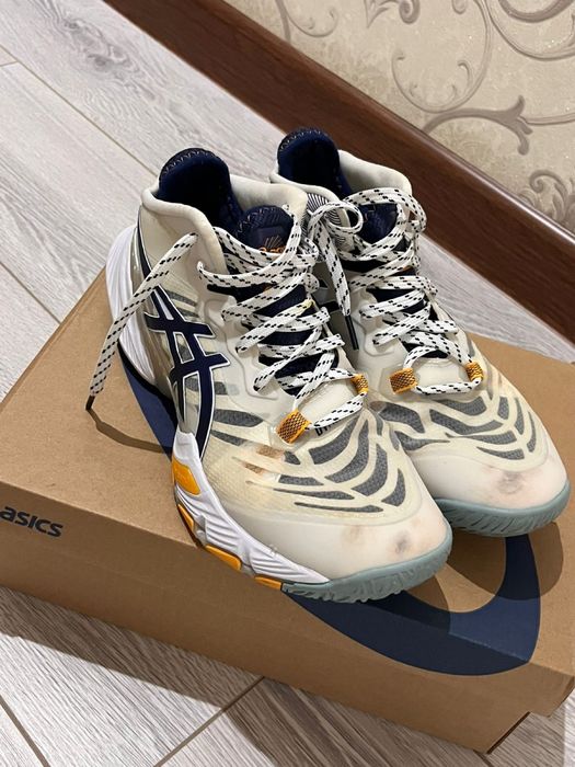 Кроссовки asics.