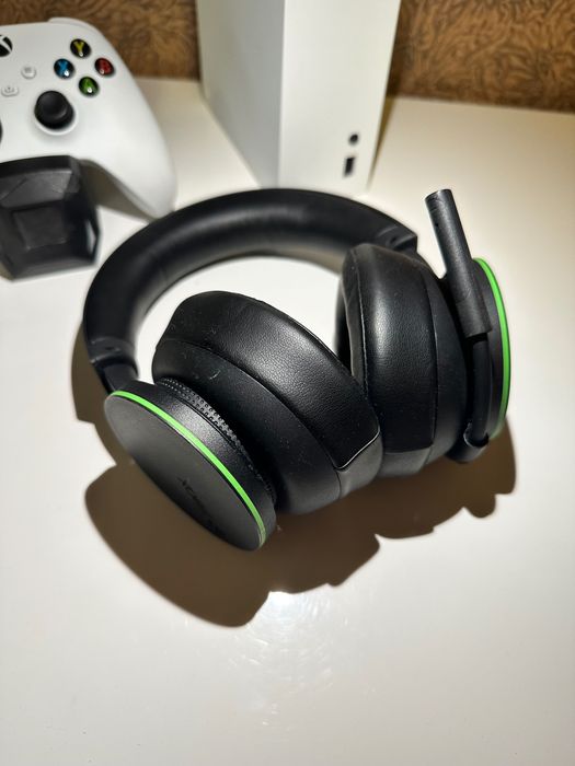 Продавам Xbox Series S и Microsoft Xbox Wireless Headset
