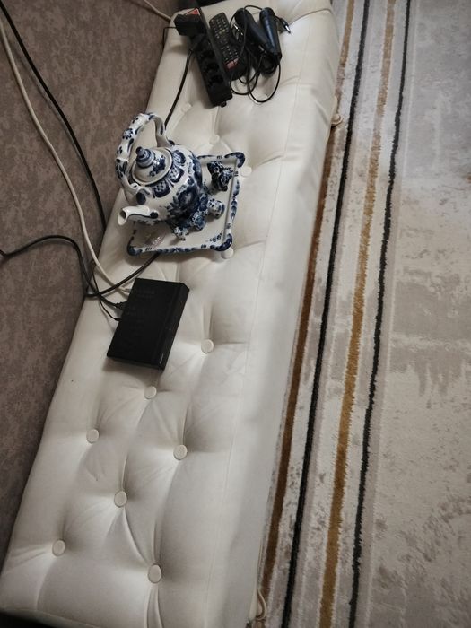 Продам пуфик , белый. 20 тыс