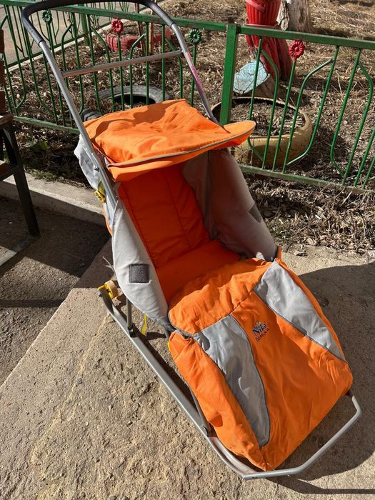 Санки закрытые с колесиками