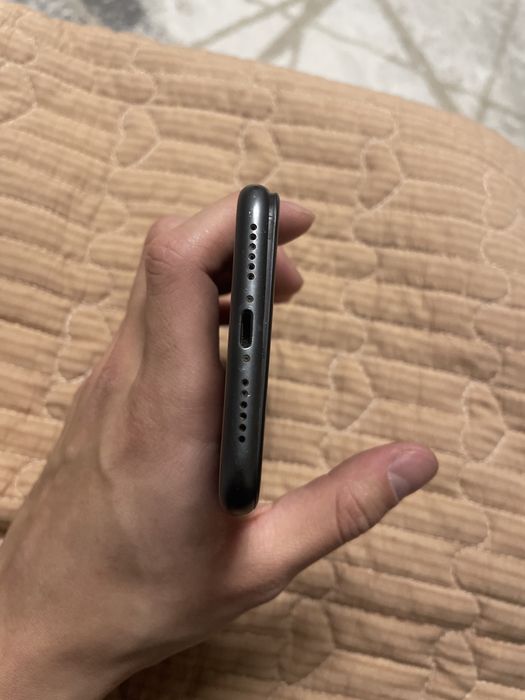 продам iPhone 11