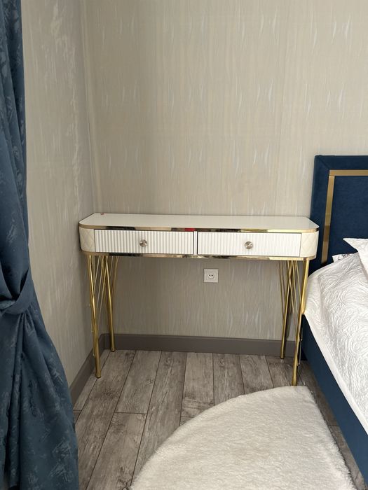 Консоль, туалетный столик