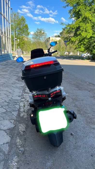 Продам скутер Maxi белого цвета