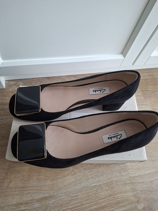 Pantofi negri eleganti din piele intoarsa Clarks
