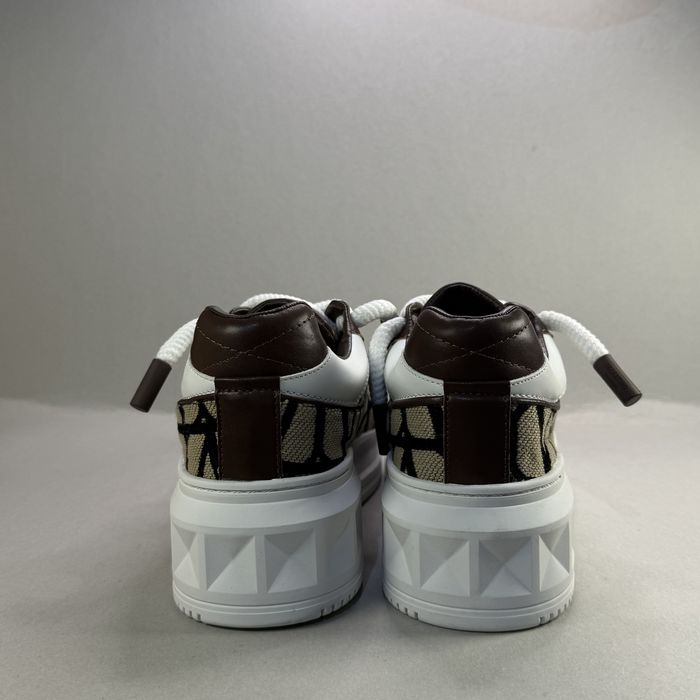 Valentino Garvani Stud XL "White Beige"! НОВИ! Дамски