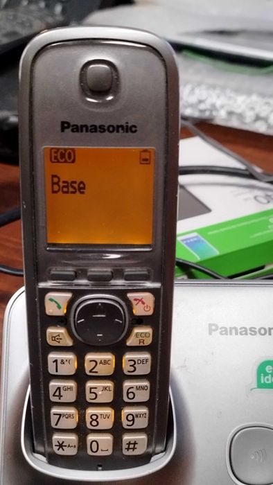 Стационарени безжичени телефони Panasonic KX-TG 4бр със захранване