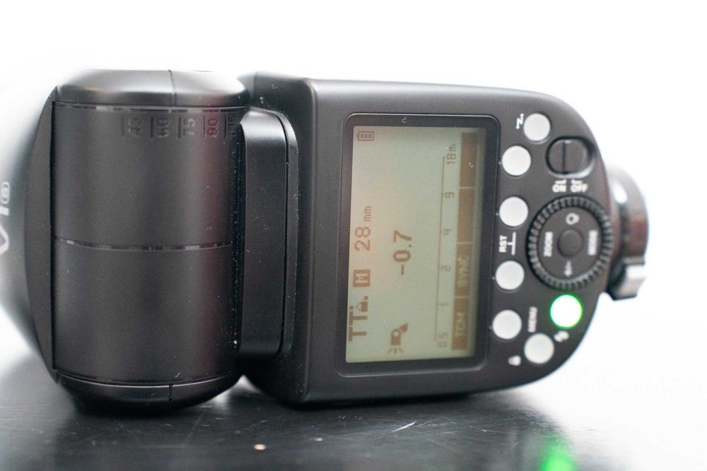 Светкавица Godox V1-S за Sony, метално краче