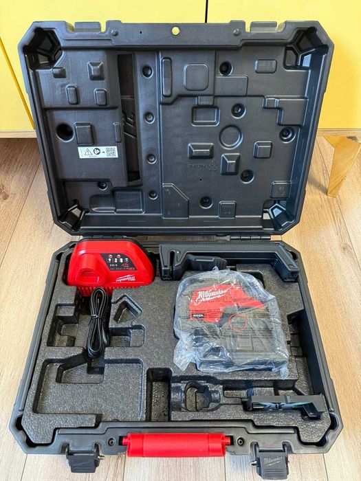 Nivela Laser Milwaukee M12 CLLP-301C