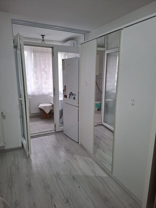 Închiriez garsoniera