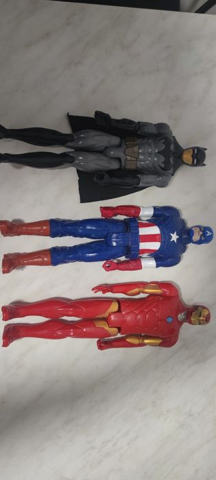 Vând figurine eroi Marvel