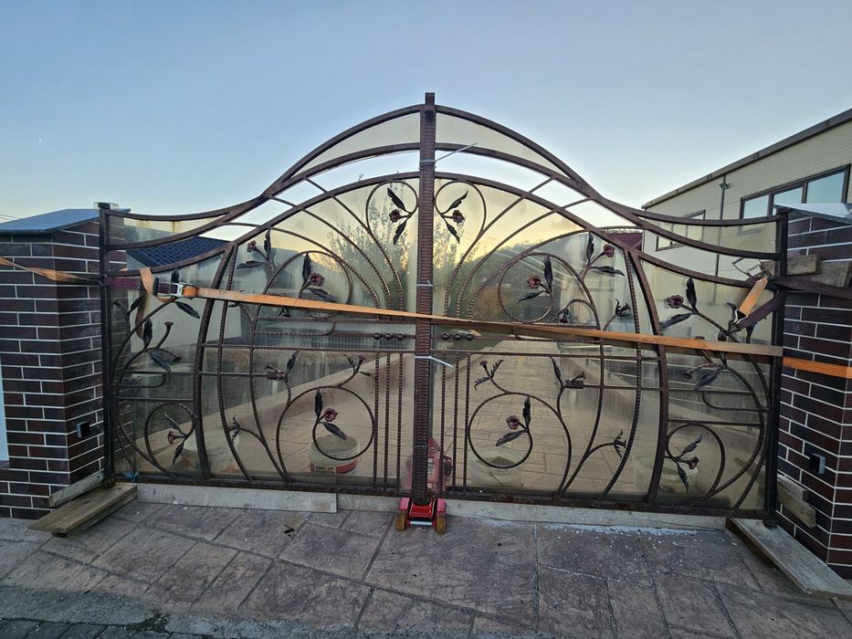 Porți si gard din fier forjat cu model si deosebit
