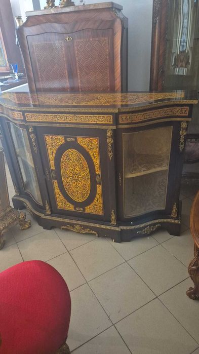 Comodă cu intarsii în stil Ludovic al XVI-lea