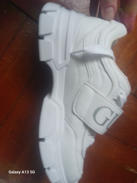 Papuci/Adidași Guess