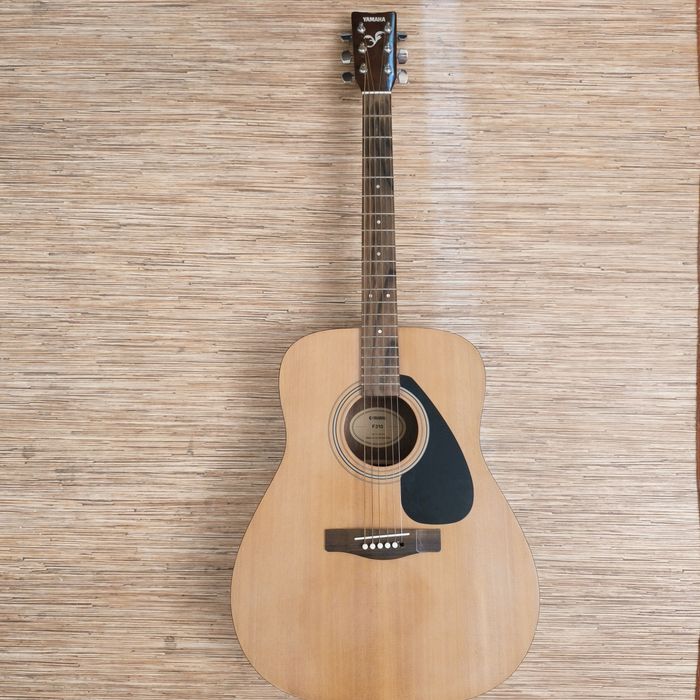 Акустическая гитара