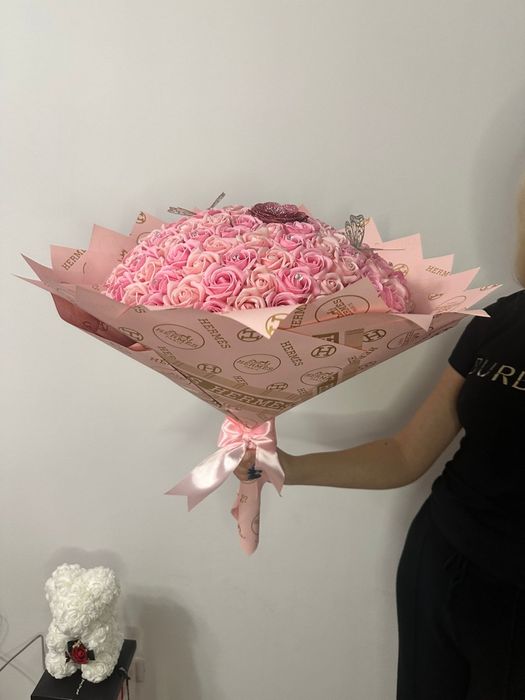 Buchet de 101 trandafiri de sapun cu mesaj secret