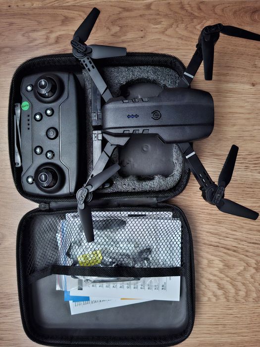 Drona  cu camera  E99 Pro nou la cutie + 2 baterii  si elici de rezerv
