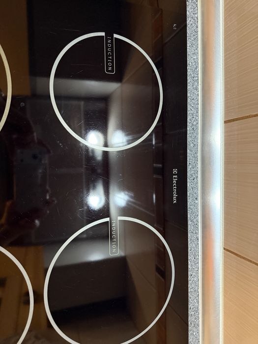 Индукционен плот Electrolux EHD-60020P за ремонт/части
