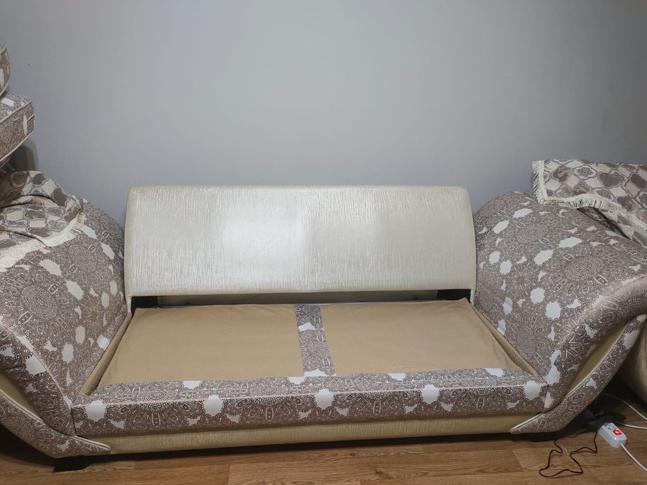 Продам диван с 2 - мя креслами