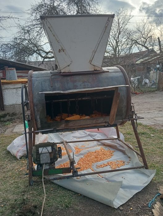 Vind ansamblu compus din mașină de desfăcat știuleți sí