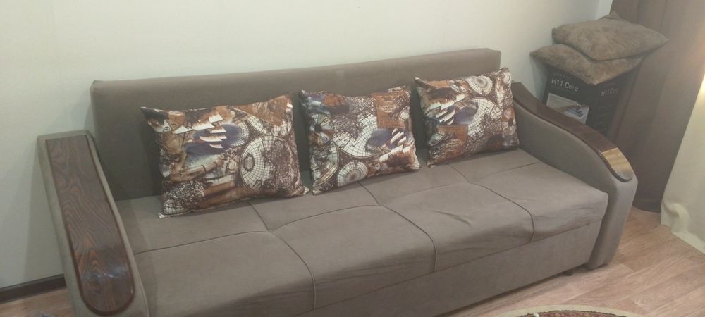 Продам диван с подушками