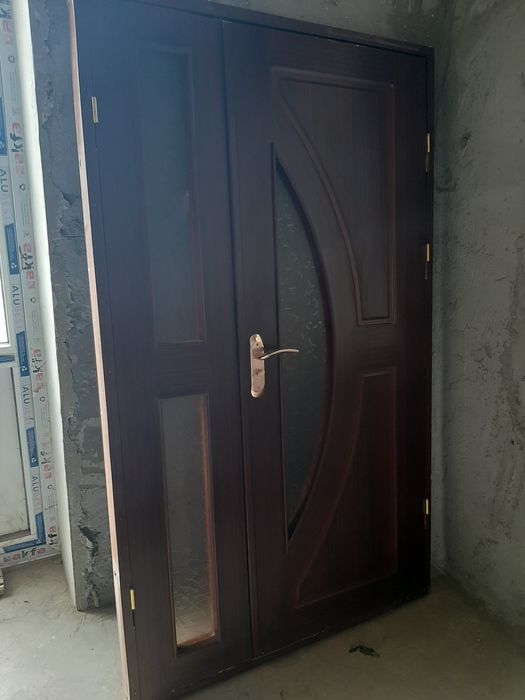 Продается двери в больших размерах и в среднем  состояние новые.