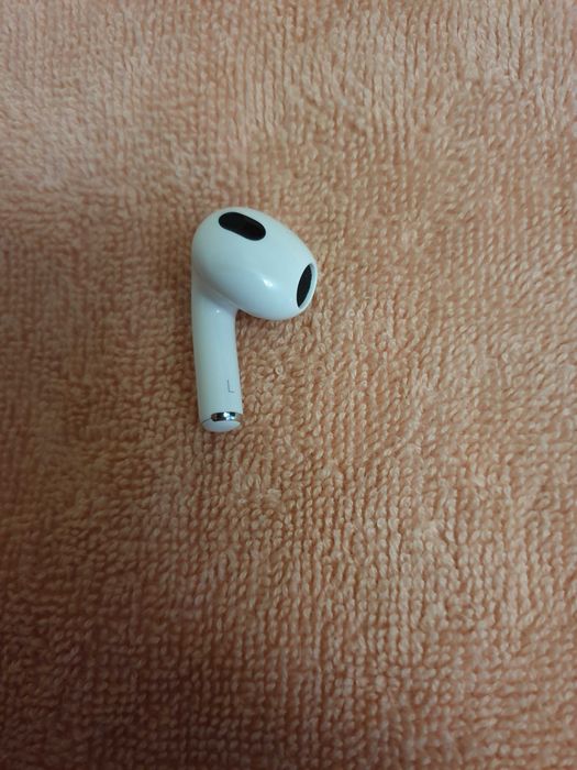Продам оригинальный левый наушник от Airpods 3