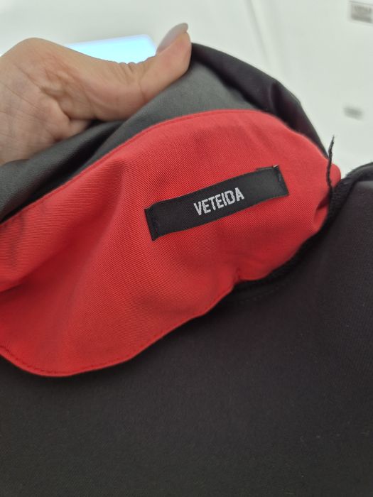 Дамска рокля в черно и коралови.