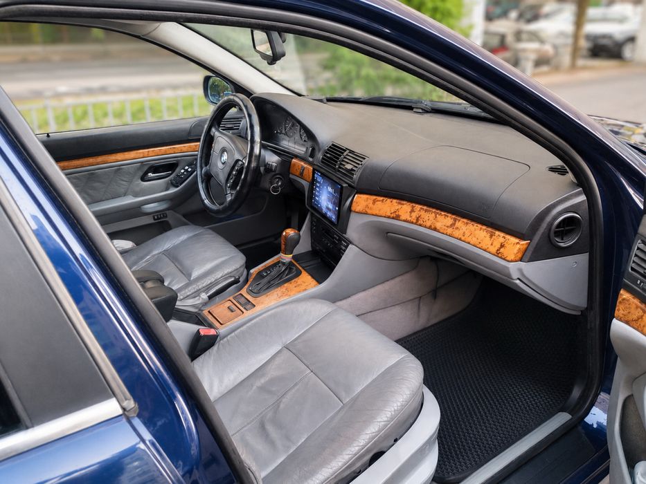 Продам BMW 528I