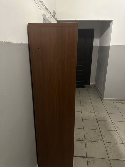 Шкаф с стеклянными полками