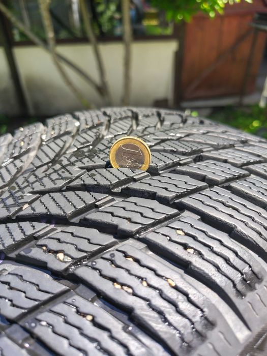 Гуми  235/45/18 4бр. Nokian