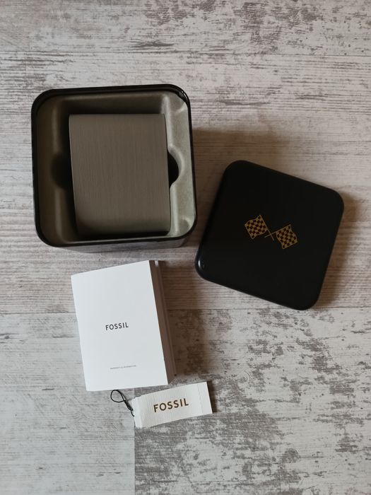 Нов часовник Fossil с естествена кожена каишка