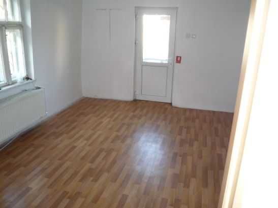 Casa cu trei camere  la curte de inchiriat.