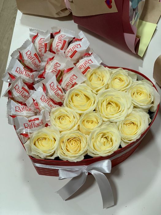 Розы с рафаэлло в коробочке сердце