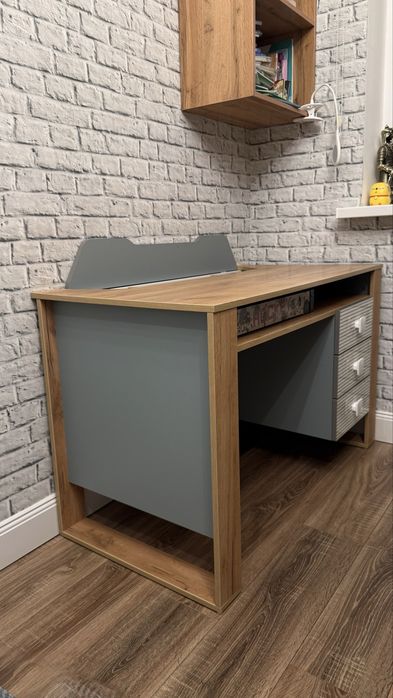 Письменный стол из ЛДСП