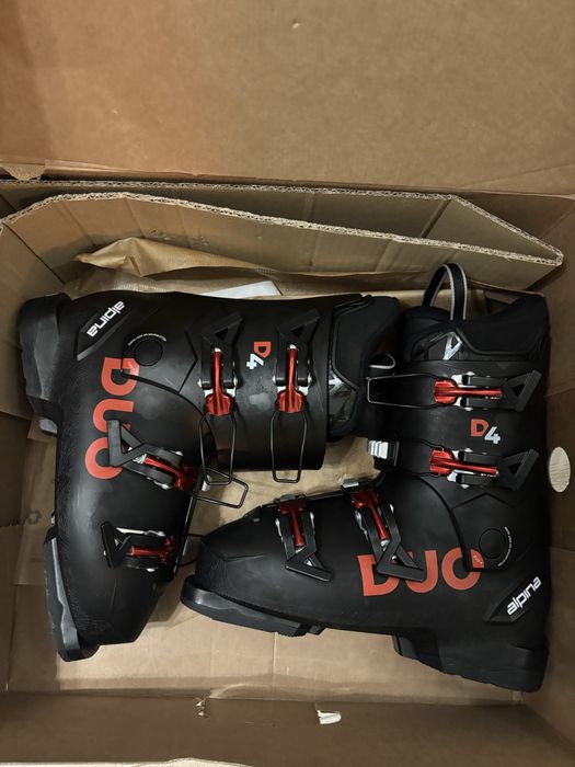 Чисто нови ски обувки