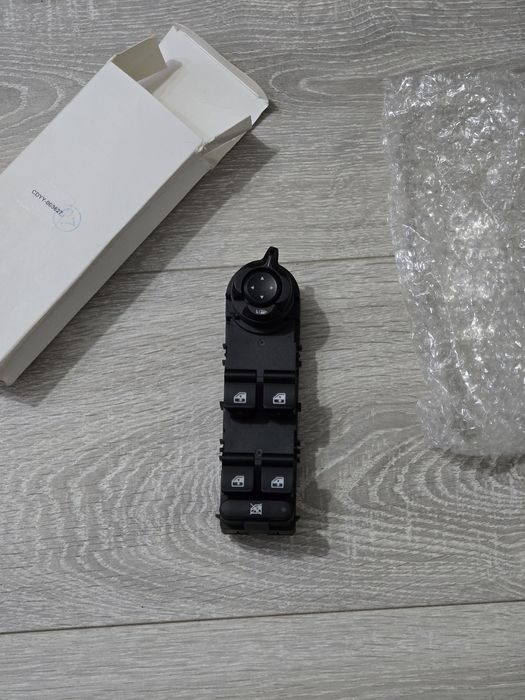 Buton geam electric stânga față Alfa Romeo Giulietta 940