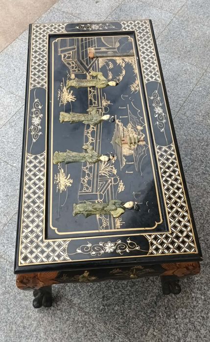 Măsuță veche din lemn cu ornamente din jad