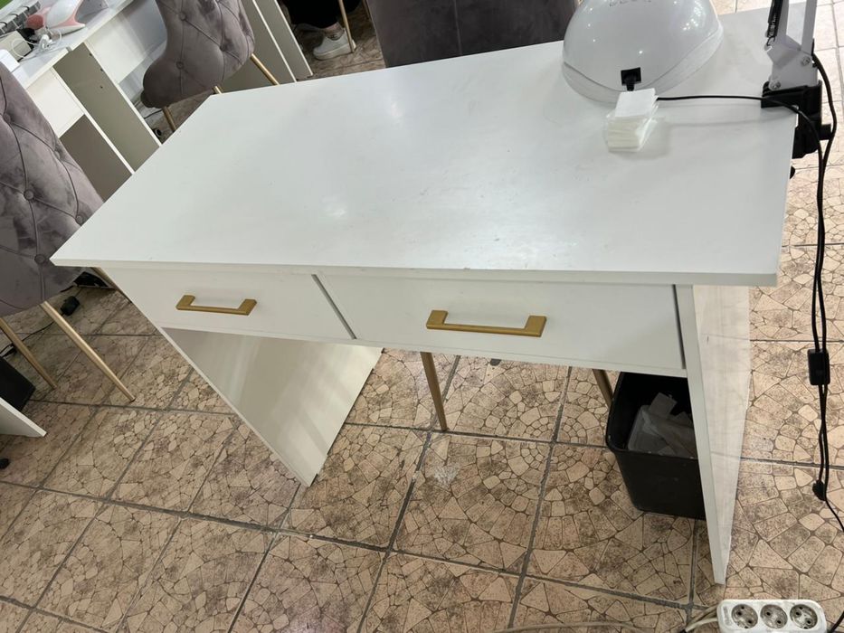 Стол маникюрный