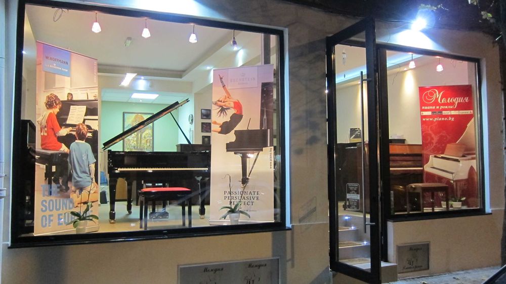 НОВ бял роял SAMICK продава магазин за пиана Мелодия