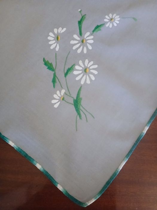 Fața de masă, cusută manual, 82,5×82,5 cm