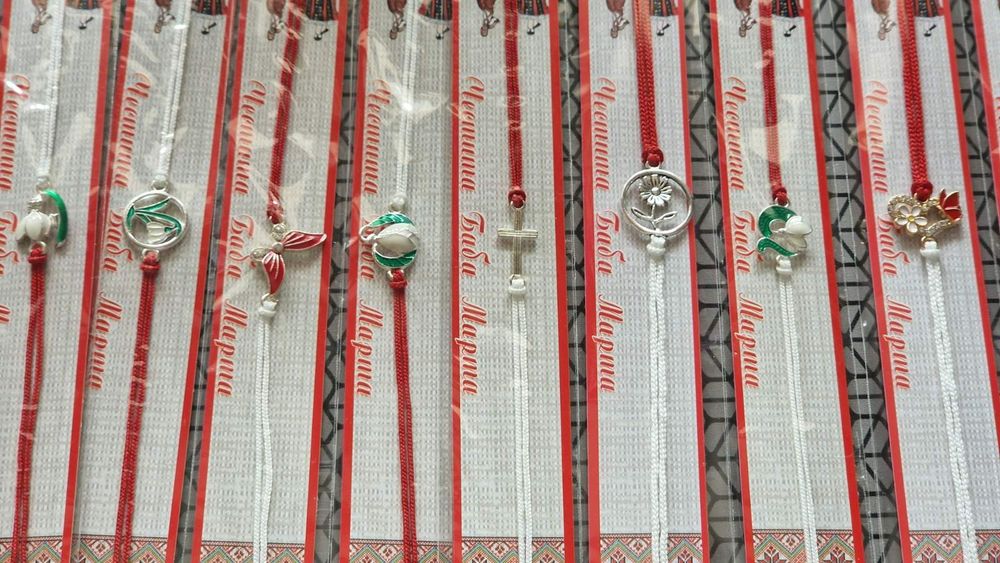 Продавам 100 броя мартеници