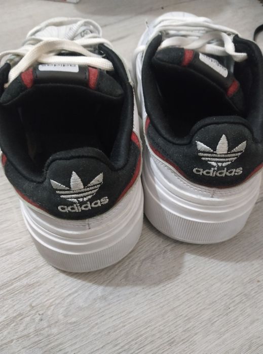 Adidasi  marca Adidas