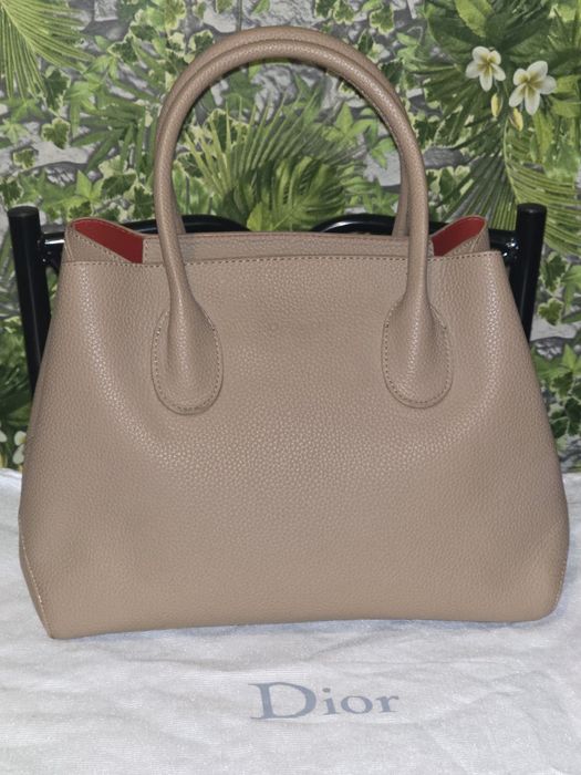 Dior страхотна кожена чанта в бежово