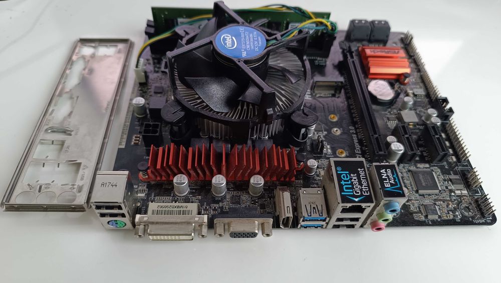 комплект за компютър: ASRock H110M-G/M.2 + Core™ i7-6700 + 4GB DDR4