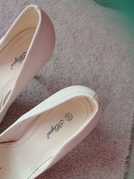 Обувки бели на ток черни велурени