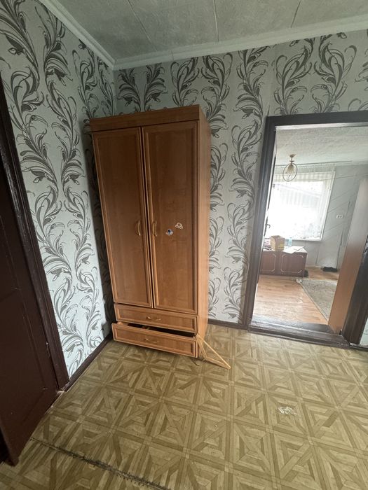 Шкафы по 2000 и 5000 тг разные