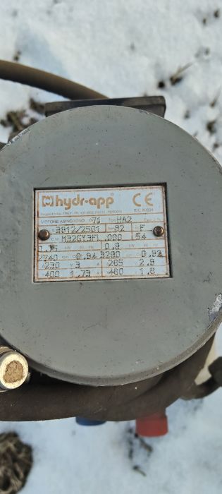 Vând doua pompe hidraulice  perfect functionale.