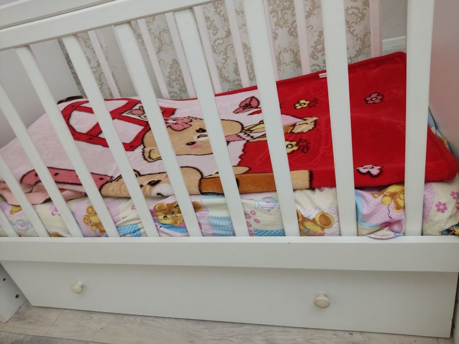 Детская кровать с маятником