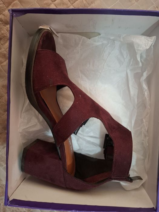 Продам босоножки замшовые